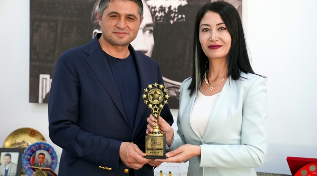 Aliağa’nın Ödüllü Öğretmeni Funda Kurtkaya’dan Başkan Serkan Acar’a Teşekkür Ziyareti