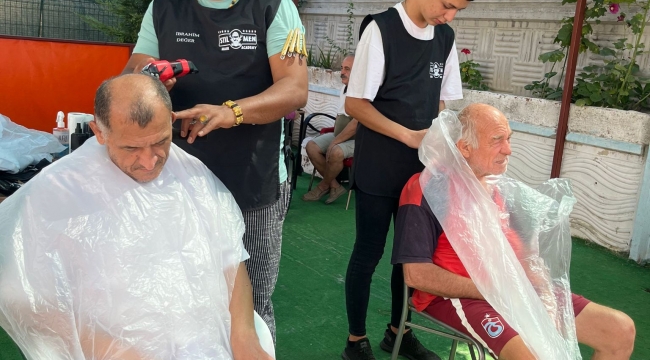 Aliağa’lı berberler, huzurevi sakinlerini tıraş etti