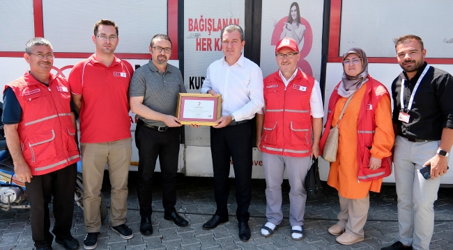 HAKAN KOŞTU KIZILAY’A DESTEK İÇİN KAN VERDİ