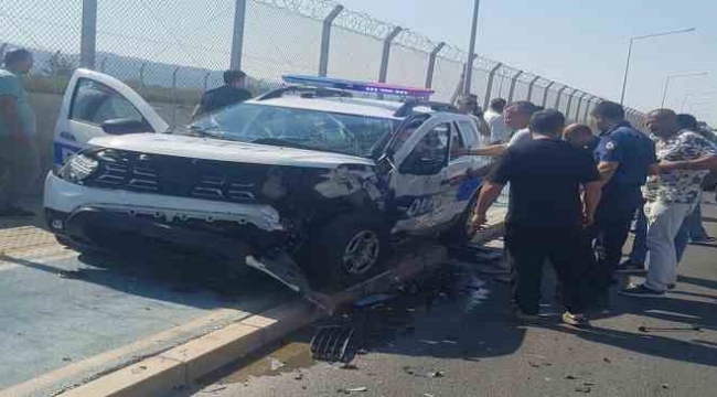 İzmir’de kontrolden çıkan araç polis aracına çarptı: 3’ü polis 5 yaralı