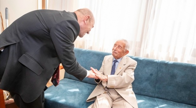 Başkan Soyer asırlık çınar İsmail İnceboy’u ziyaret etti
