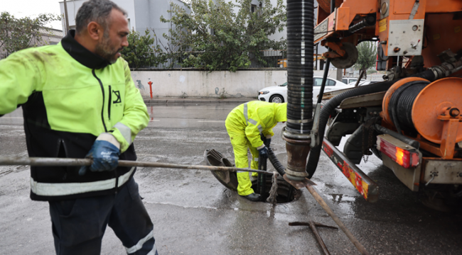 İzmir’de yağmur alarmı: Büyükşehir Belediyesi bin 500 personel ile sahada