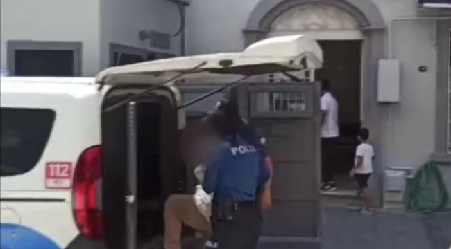 İzmir’de aranan 2 firariye şafak operasyonu