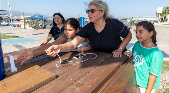 İzmir’de güneş ağaçları ile şarj dönemi başladı