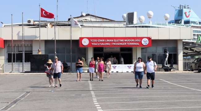 İzmir’de kruvaziyer bereketi: Bin 800 kişilik gemi limana yanaştı