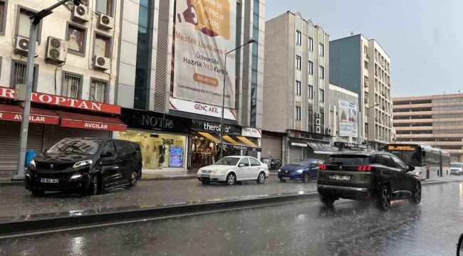 İzmir’i yaz sağanağı vurdu