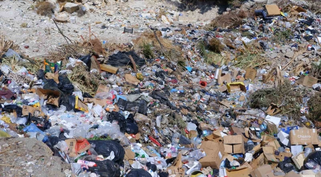 Foça Belediyesi’nin şehir merkezine döktüğü çöplere AK Partili Arslan’dan tepki