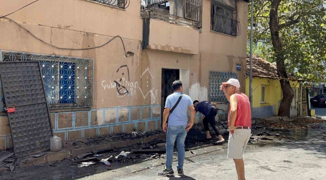 İzmir’de bir ev cayır cayır yandı