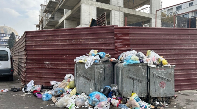 Buca’nın caddeleri çöp ve kokudan geçilmiyor