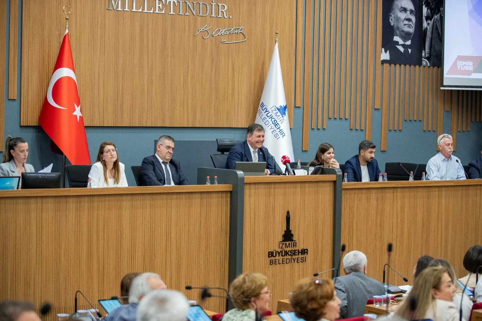 İzmir Büyükşehir Belediye Meclisi'nde Gerginlik