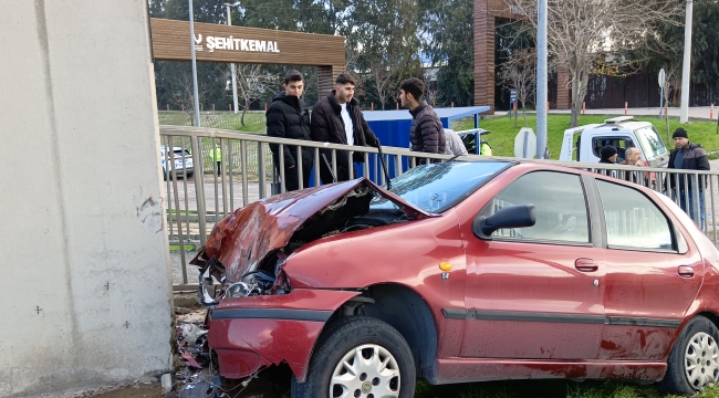 Aliağa ‘da Otomobil Üst Geçide Çarptı: 1 Ölü 1 yaralı