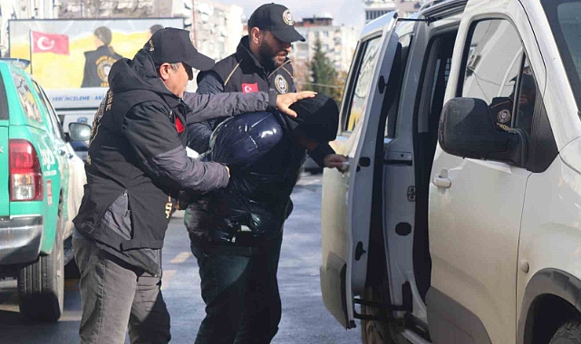 Duvarı kırıp 35 yıllık komşusunun eşyalarını çalmıştı,
