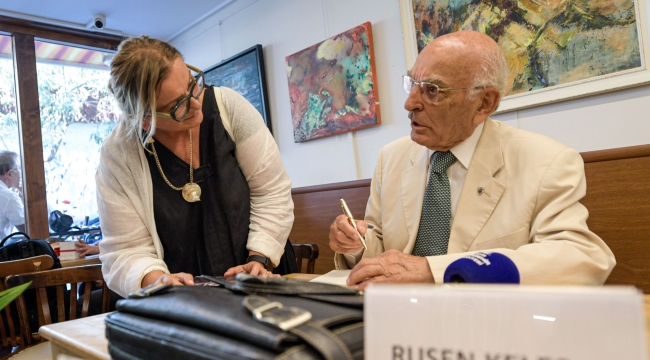 Başkan Tugay Prof. Dr. Ruşen Keleş’in imza gününe katıldı