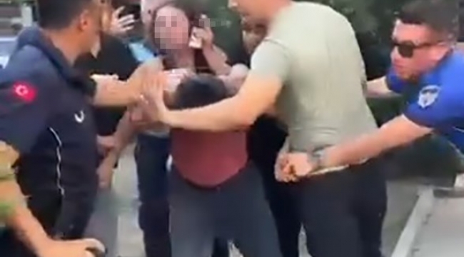 İzmir’de zabıtadan seyyar satıcıya dayak tepki çekti