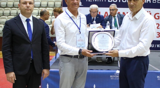 İzmir Büyükşehir Spor Kulübü’nde bayrak değişimi