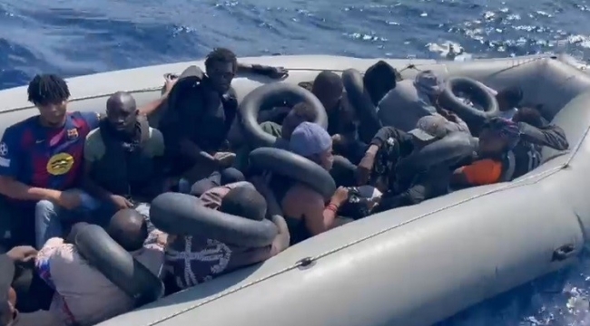 İzmir’de karada ve denizde 23 göçmen yakalandı