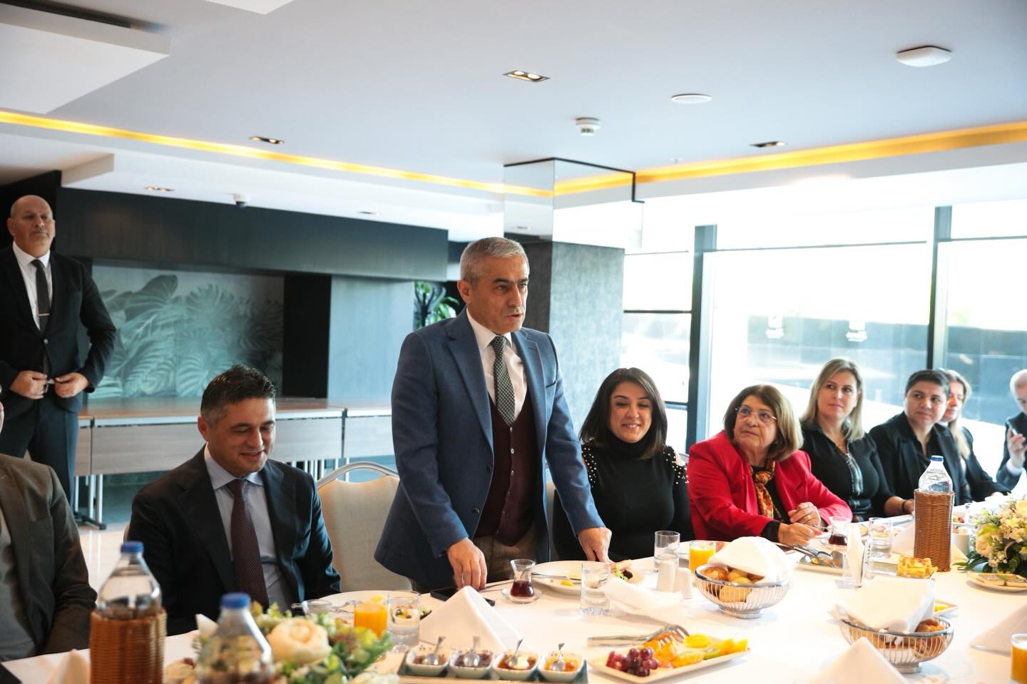 Aliağa’da muhtarlar ilçe protokolüyle yemekte bir araya geldi