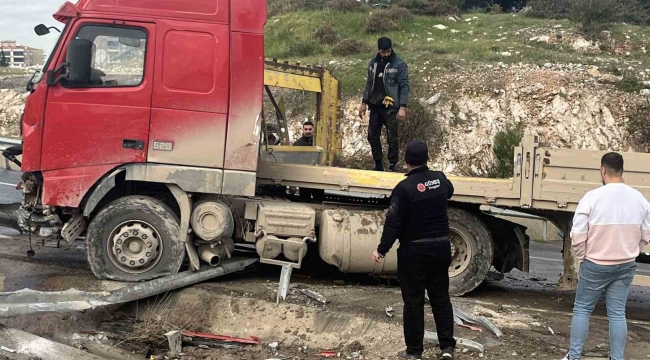 İzmir’de tır bariyerleri aşıp karşı şeride geçti