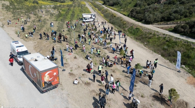 Başkan Tugay çocuklara verdiği sözü tuttu, fidanlar toprakla buluştu