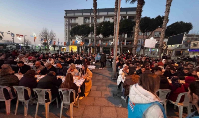 Dikili Cumhuriyet Meydanı'nda binler aynı sofrada