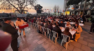 Dikili Cumhuriyet Meydanı'nda binler aynı sofrada