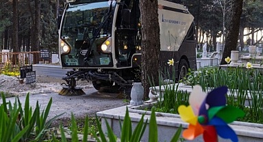 İzmir'de mezarlıklar Ramazan Bayramı'na hazırlanıyor