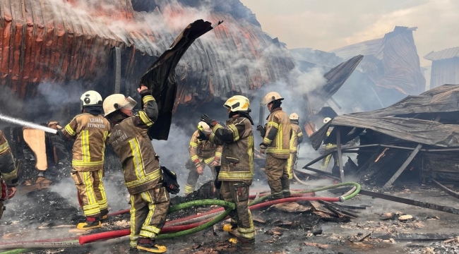 İzmir’de sanayi sitesindeki yangın kontrol altına alındı