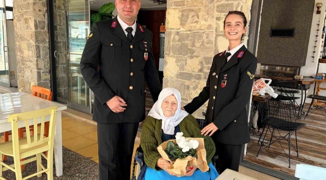 Jandarma ekipleri Yaşlılar Haftası’nda 98 yaşındaki Muzaffer nineyi yalnız bırakmadı