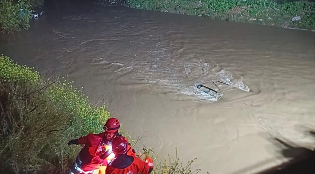 Menderes’te araç dereye uçtu, İzmir İtfaiyesi seferber oldu